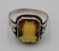 Auktion 338 / Los 1040 <br>835er Silber-Ring mit gelben Stein, um 1930, 3,8gr., RG 55, Schiene verbogen