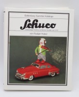 Auktion 338 / Los 3006 <br>Rudger Huber, Schuco - Vollständiger Katalog sämtlicher Modelle seit 1912, 1990, einige Seiten lose, komplett ?