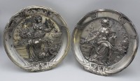 Auktion 338 / Los 15033 <br>Paar Jugendstil-Reliefplatten, um 1900, Britannia-Metall, versilbert, "WMFB ox", Nr.281 und 281a, je mit Namensgravur und Datierung von 1904, je mit Altersspuren, ca. D-30cm.
