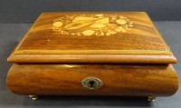 Los 16008 <br>Schmuckdose, Holz intarsiert und mit Spieluhr, Melodie "Für Elise" Werk läuft, gut erhalten, H-8 cm, 13x17 cm