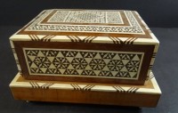 Los 16009 <br>gr. Zigarettendose, Holz  mit Beineinlagen, mit Spieluhr, gut erhalten, funktioniert, H-10 cm, 17,5x13,5 cm
