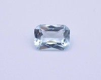 Hellblauer Edelstein, 6,80 ct., 14,7x10,5x6,3mm, Rand mit Abplatzer