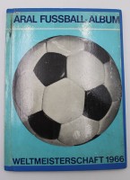 Auktion 338 / Los 3015 <br>Aral Fussballalbum Weltmeisterschaft 1966, mit handschr. Widmung von Sepp Herberger, leichte Altersspuren