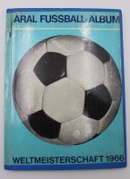 Los 3015 <br>Aral Fussballalbum Weltmeisterschaft 1966, mit handschr. Widmung von Sepp Herberger, leichte Altersspuren