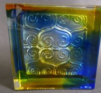 Los 10007 <br>Glasobjekt "Tittot" Taiwan, gelb/grün /blau, 7x7x3 cm, signiert, in OVP