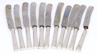 Auktion 338 / Los 11009 <br>11x große Messer mit Silbergriffen, 800/000, unterschiedliche Hersteller, 4x mit Monogramm, L. 26,5cm, Alters- und Gebrauchsspuren, 1x Messer defekt