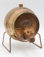 Los 15034 <br>kl. Kupferfass auf Stand, Messingbänder, beschr. "Port Wine", H-22cm B-26,5cm.