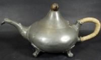 Los 15041 <br>alte Zinn-Teekanne, England, Alters-u. Gebrauchsspuren, kl. Dellen, H-12 cm