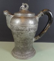 Los 15043 <br>Zinn-Kanne mit Fisch-Bekrönung und Ausguss um 1830, Holzgriff, Alters-u. Gebrauchsspuren, H-24 cm, altes Auktionsetikett