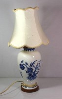 Auktion 338 / Los 16017 <br>Tischlampe, Meissen, Schwertermarke, blaues florales Dekor, H-60cm.