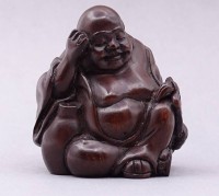 Auktion 338 / Los 15519 <br>wohl Netsuke, sitzender Buddha, Holzschnitzerei, im Boden signiert, H-4,3cm