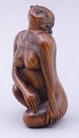 Auktion 338 / Los 15520 <br>wohl Netsuke, sitzende Dame, Holzschnitzerei, im Boden signiert, H-6,0cm