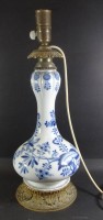Los 16022 <br>Lampenfuss wohl Meissen, Zwiebelmuster, mit Bronzemonturen, H-komplett 50 cm,