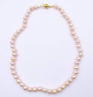 Auktion 338 / Los 1067 <br>Perlen Halskette mit goldfilled Verschluss, L. 42cm, D. 7,4mm, 29,6g.