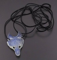 Auktion 338 / Los 1072 <br>Halskette mit Opalith Anhänger in Form eines Wolf Kopfes, 43x28mm
