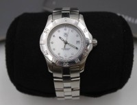 Auktion 341 / Los 2023 <br>Damen-Armbanduhr, TAG HEUER Professional 200, in Etui, mit Papieren, Ziffernblatt mit 11 Diamanten, Quarzwerk, D-3cm.