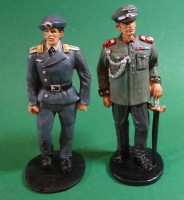 Los 7046 <br>2x grosse russische Soldatenfiguren, Kunstmasse, H-ca. 12 cm