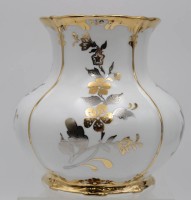 Auktion 338 / Los 8057 <br>Vase, Bohemia, Goldblumen, ca. H-17cm.