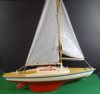 Auktion 338 / Los 15056 <br>kl. Yacht-Modell, Holz/Kunststoff, mit Ständer, H-67 cm, L-56 cm