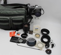 Auktion 338 / Los 16034 <br>Fotoapparat, Olympus OM-2, in Tasche mit div. Zubehör (Objektive, etc.), Funktion nicht geprüft