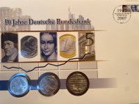 Auktion 338 / Los 6024 <br>Numisbrief "50 Jahre Deutsche Bundesbank"  2007, 10 Euro 2002 und 10 Euro 2007, 10 DM  1998, anbei Briefmarken
