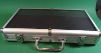 Los  <br>Alu Spielekoffer mit Jetons, Karten, Würfel, mit Schlüssel, neuwertig, 40x21 cm