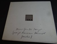 Los 3028 <br>Heinz Güther Prager, Sprengel Museum Hannover, Studio 3 vom 25.11.1986 bis 18.1.1987. Enthält drei Teile. Teil 1: Skulptur, mit s/w-Fotos und Zeichnungen; Teil 2: Zeichnungen, mit farbigen Tafeln und einem Text und Albrecht Fabri; Teil 3: Video, Leporello mit s/w-Abbildungen - Auflage: 800 Exemplare, EA., klammergeh. Okt./Leporello i. Orig.-Kartonmappe m. Ausstanzung, o. Pag