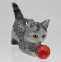 Auktion 338 / Los 9025 <br>Katze mit Ball, Goebel, polychr. Bemalung in Unterglasur, H-5,5cm L-7cm.