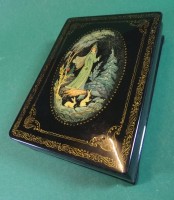 Auktion  / Los 15075 <br>russische Lackdose, bemalt mit Märchenszene, signiert, guter Zustand, H-4,5 cm, 14,5x10,5 cm