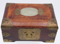 Auktion 338 / Los 15529 <br>schöner Schmuckkasten, China, Messingbeschläge, Deckel wohl mit Jade-Einlage, guter Zustand, H-8,5cm B-17,5cm T-12cm