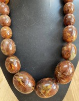 Los  <br>Bakelit bzw. Modeschmuck Halskette, L-ca. 48 cm, verlaufend