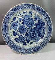 Auktion 338 / Los 9032 <br>gr. Wandteller, Royal Delft, Blumenbemalung, D-34cm.