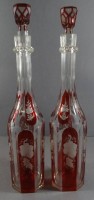 Auktion 338 / Los 10019 <br>Paar hohe Karaffen (Essig-Öl?),  Rosen-und Traubenschliff, rot gebeitzt, wohl Böhmen, um 1900, 1x am Hals Abplatzer, H-36 cm