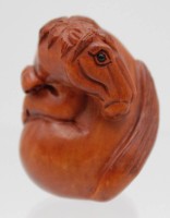 Auktion 338 / Los 15535 <br>Buchsbaum-Netsuke, Japan, liegendes Pferd, älter, H-4,5cm