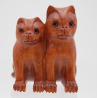 Auktion 338 / Los 15536 <br>Buchsbaum-Netsuke, Japan, Katzenpaar, älter, H-5cm.