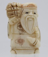 Auktion 338 / Los 15539 <br>wohl Netsuke, Alter Mann mit Früchtekorb, China/Japan, sígniert, Bein, H-5,3cm.