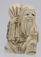 Auktion 338 / Los 15540 <br>wohl Netsuke, Alter Mann mit Sack, China/Japan, sígniert, Bein, H-5,3cm.