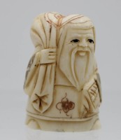 Auktion 338 / Los 15541 <br>wohl Netsuke, Alter Mann mit Sack, ChinaJapan, sígniert, Bein, H-5cm.