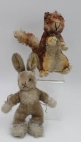 Auktion 338 / Los 12037 <br>2x div. ältere Steiff-Tiere, ohne Ident., Hase und Eichhörnchen, bespielte Erhaltungen, ca. H-26cm.