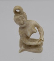 Los 15543 <br>Anhänger, Bein, weibl. Akt, wohl Japan, H-3,5cm.