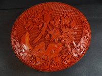 Los 15545 <br>grosse Rotlack-Deckeldose, Messing, innen schwarz , China, H-9,5 cm, D-21 cm