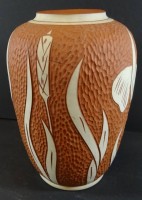 Auktion 338 / Los 9041 <br>Handgedrehte signierte Vase mit Heron-Deko-Vase für Sawa, 1959, Mainau, Mod. Nr. 239/125, guter Zustand, H-26 cm