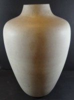 Auktion 338 / Los 9042 <br>grosse Bodenvase, signiert, H-50 cm, kl. Abplatzer am Stand