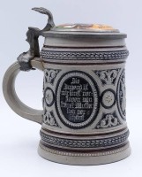 Auktion 338 / Los 9048 <br>Bierkrug mit Zinndeckel, Deckel mit Porzellaneinsatz, bemalt, Schauseiten mit Sprüchen, H- 14cm