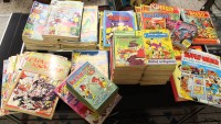 Los 3032 <br>Konvolut div. Comics, meist Mickey Mouse, Lustige Taschenbücher, überw. 80er Jahre, ca. 120x Mickea Mouse, 20x Lustige Taschenbücher u. 9x Clever u. Smart und einige Einzel-Comics, teilw. Alters-u. Gebrauchsspuren