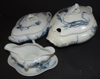 Los 9049 <br>3 Teile Jugendstil-Geschirr "Villeroy&amp;Boch" Wallerfangen, 2x Terrinen Grosse H-20 cm, B-37 cm) , Sauciere mit Chip.Dekor Iris