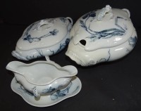 Auktion 338 / Los 9049 <br>3 Teile Jugendstil-Geschirr "Villeroy&amp;Boch" Wallerfangen, 2x Terrinen Grosse H-20 cm, B-37 cm) , Sauciere mit Chip.Dekor Iris