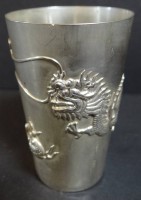 Auktion 338 / Los 11040 <br>Chines. Silberbecher mit umlaufenden Drachenrelief, H-6,5 cm, 32,71 gr., chines. gemarkt