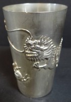Los 11040 <br>Chines. Silberbecher mit umlaufenden Drachenrelief, H-6,5 cm, 32,71 gr., chines. gemarkt