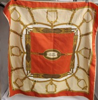 Los 13008 <br>gr. Seidenschal/Tuch, beschriftet "Le Pied a l'etrier", Hermés ??, ca. 75 x 77cm.